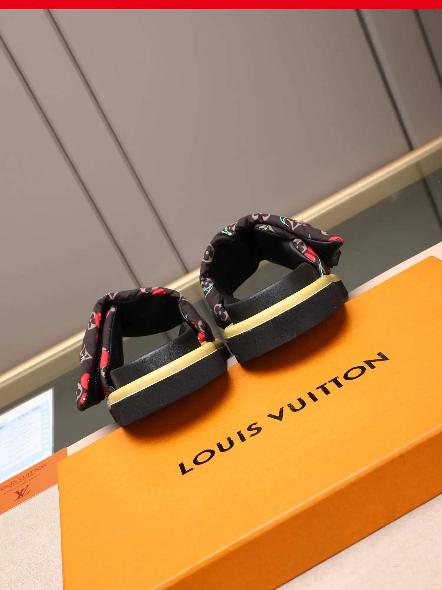 PP360 [LOUIS VUITTON] Louis Vuitton, LV printing, men's and women's slippers are on the market. The drawer box packaging comes with a cloth bag and a card. The upper pattern looks very soft and waxy, and it is a super versatile leg slimming tool. Fabric: imported denim/canvas/old fabric, LV hardware LOGO, official website pattern printing, comfortable to wear, feet: high-elastic PU water table. Sole: foam sole, heel height: about 5cm. Code number: 35-46, 35, 45, 46 are custom-made and non-returnable. Color: multiple colors and styles available.